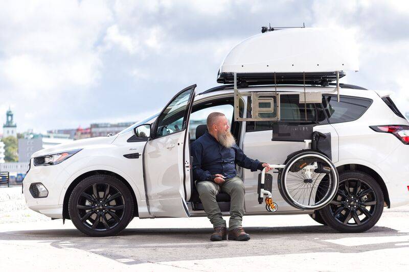 Wheelchair rooftop box