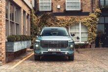Front image of JAECOO 7 parked in front of brick building
