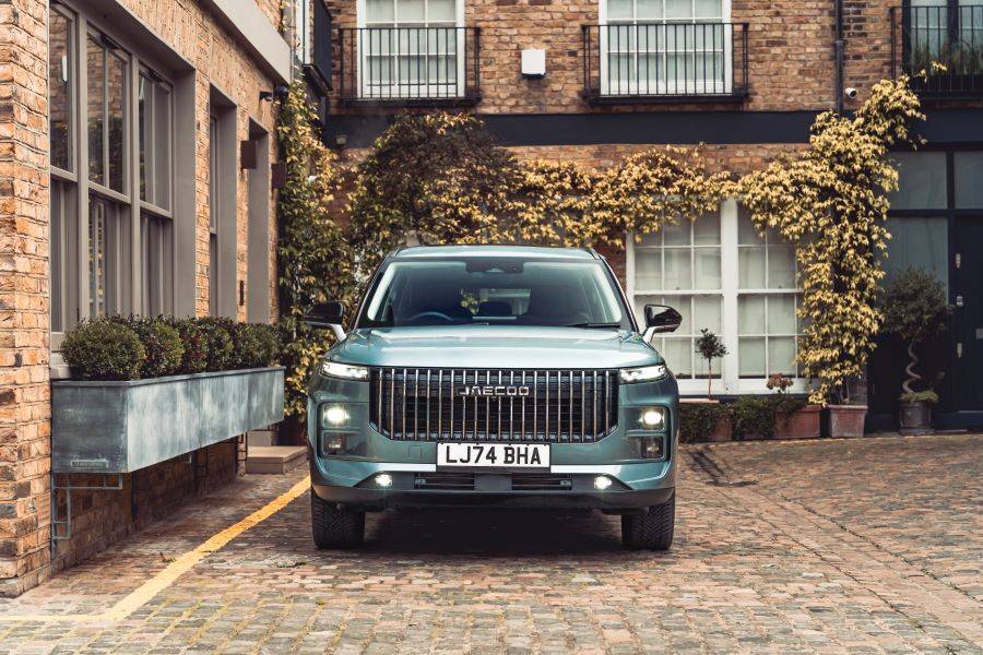 Front image of JAECOO 7 parked in front of brick building