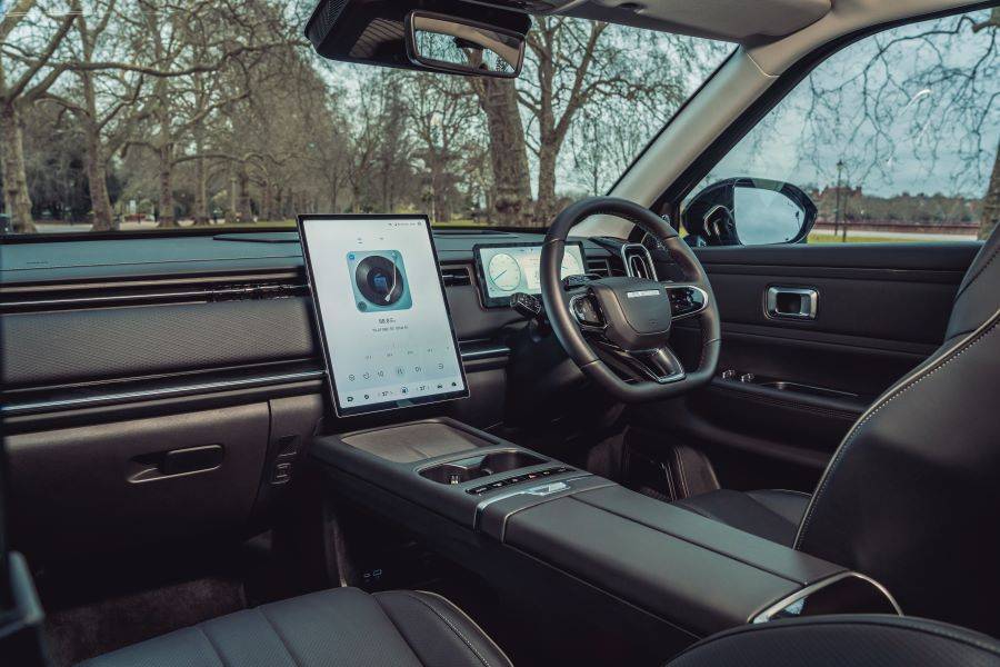 Interior shot of dashboard and front drivers seat of the JAECOO 7